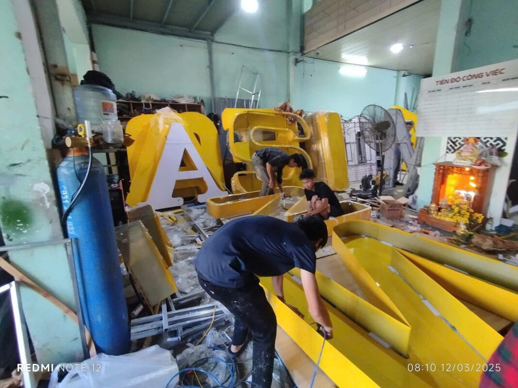 gia công lắp ráp chữ nổi inox có đèn khổ lớn cho nhà xưởng (10)