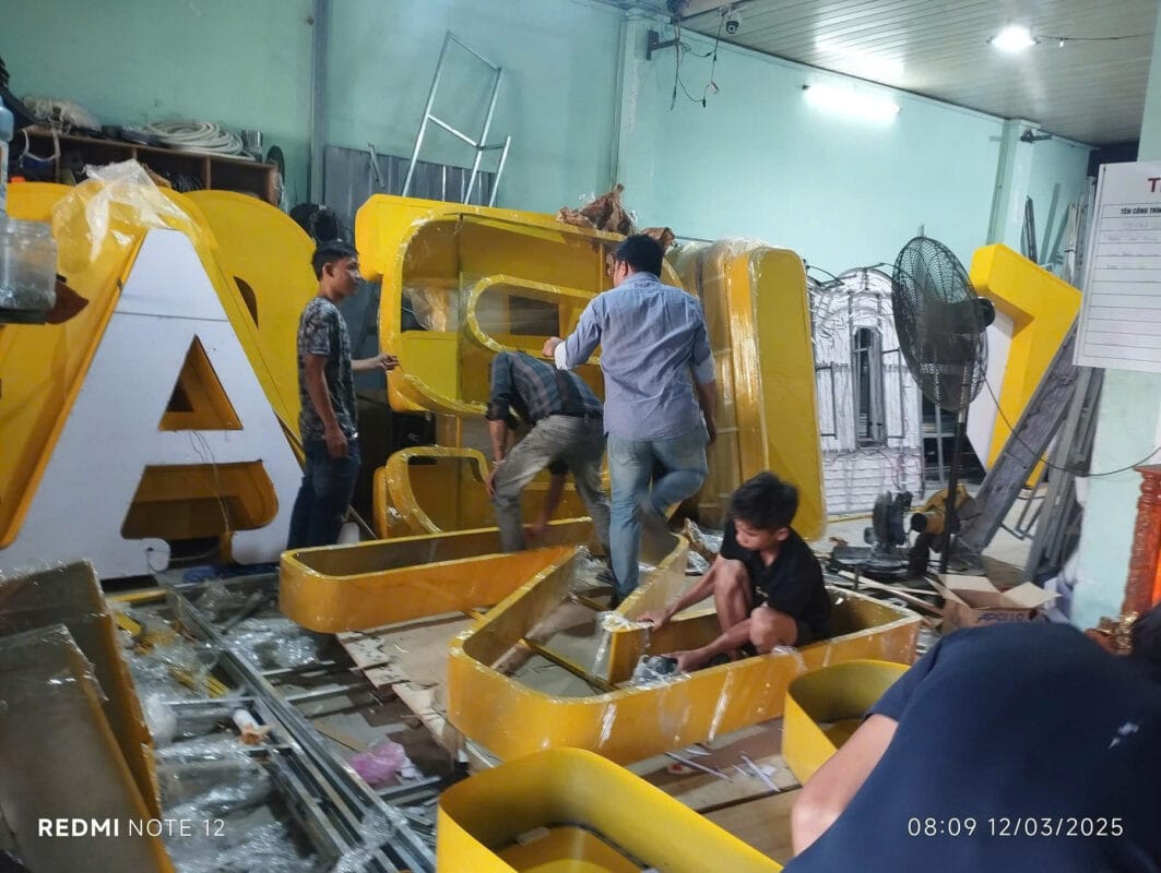 gia công lắp ráp chữ nổi inox có đèn khổ lớn cho nhà xưởng (9)