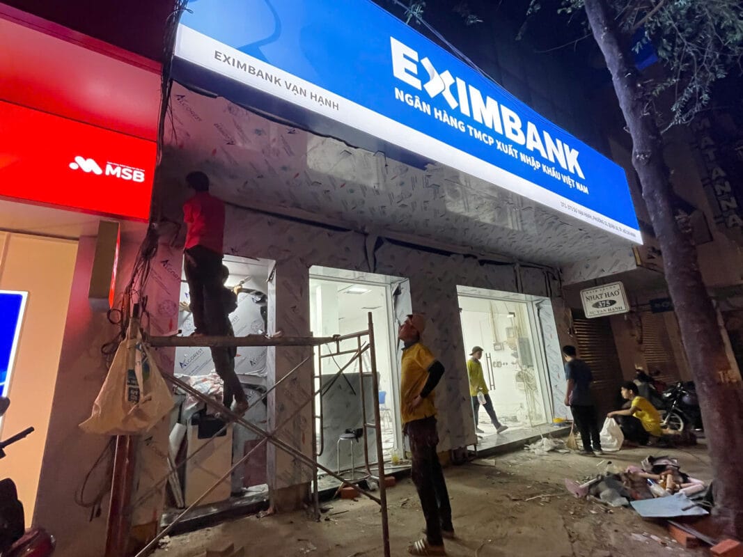 thi công bảng hiệu chữ nổi ngân hàng eximbank (14)