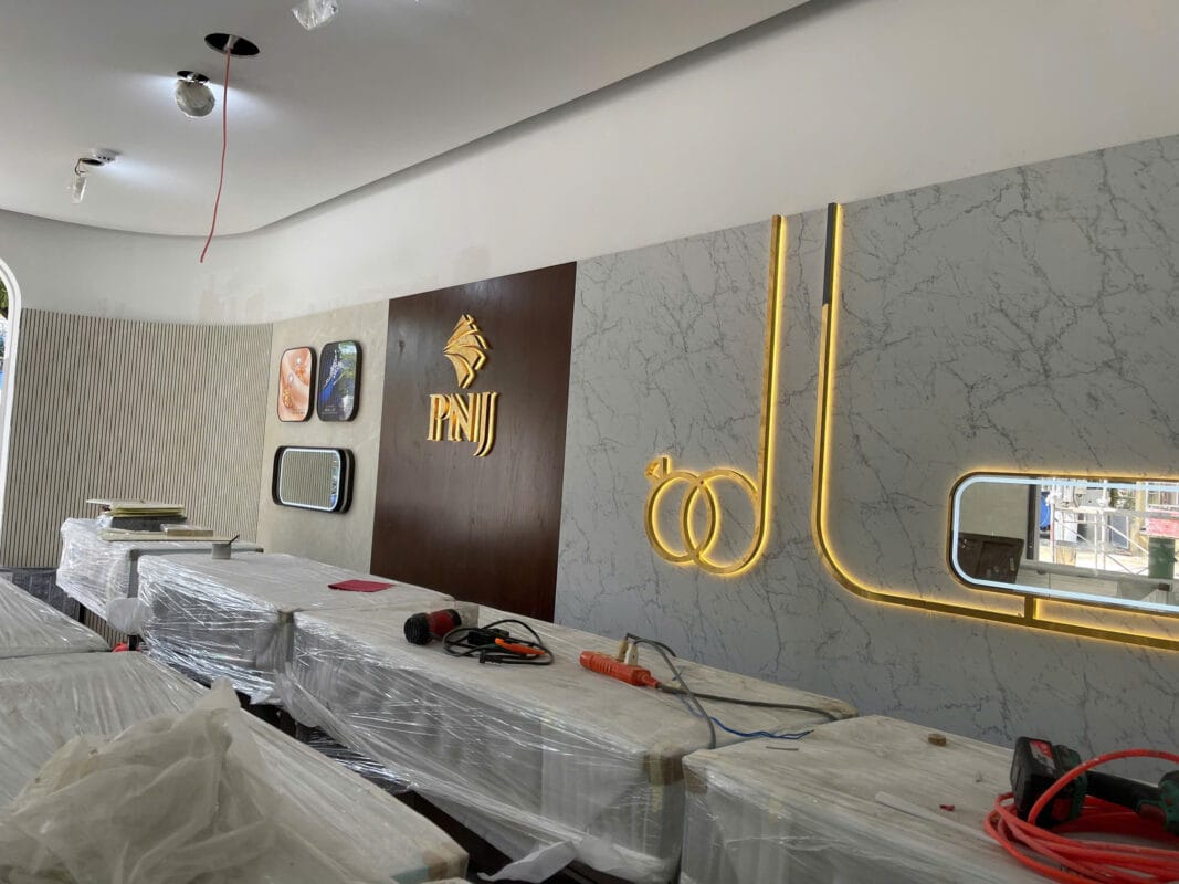 thi công lắp ráp bảng hiệu alu chữ nổi inox pnj (11)