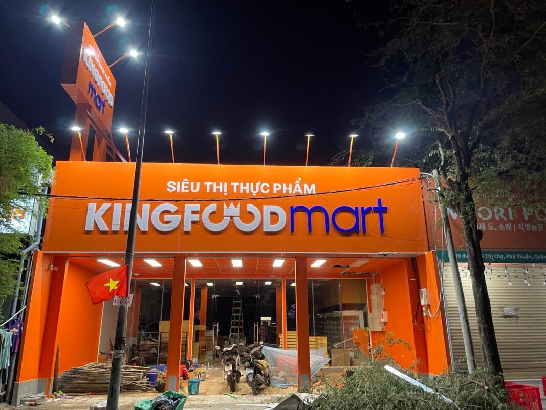 Thi công bảng hiệu cửa hàng tiện lợi Kingfoodmart - Gia công chữ nổi inox giá rẻ hcm