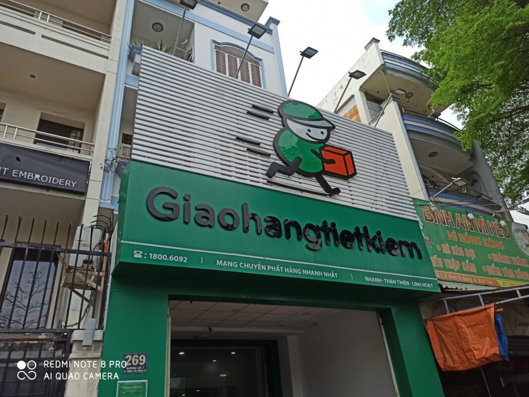 thi cong bang hieu giao hang tiet kiem (1)