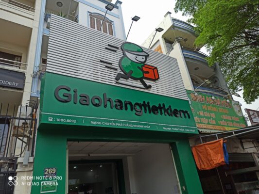 thi cong bang hieu giao hang tiet kiem (2)