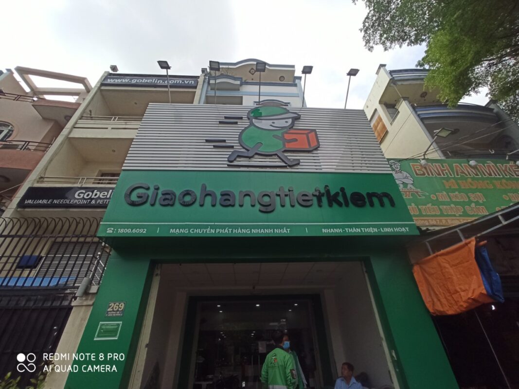 thi cong bang hieu giao hang tiet kiem (5)
