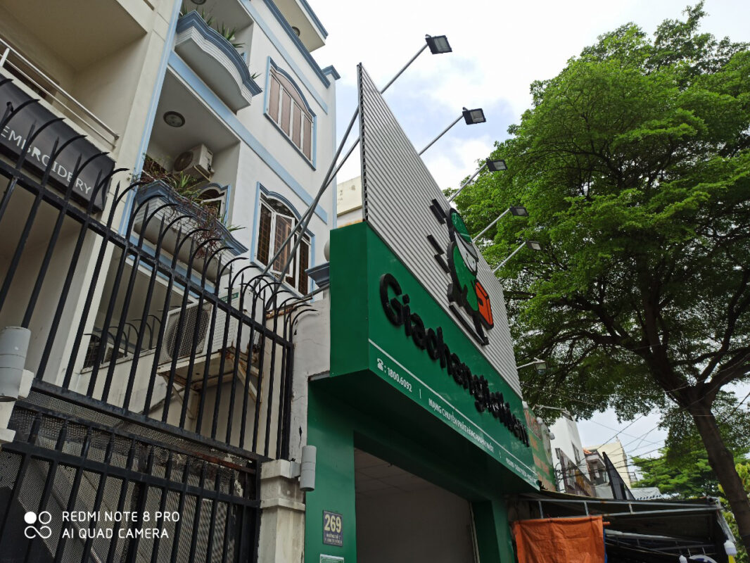 thi cong bang hieu giao hang tiet kiem (6)