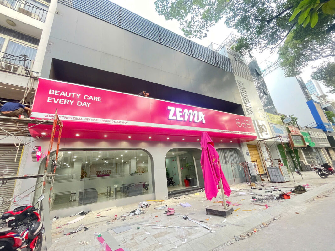thi công lắp đặt bảng hiệu zema (3)